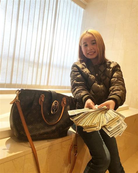 lil tay flexing money.